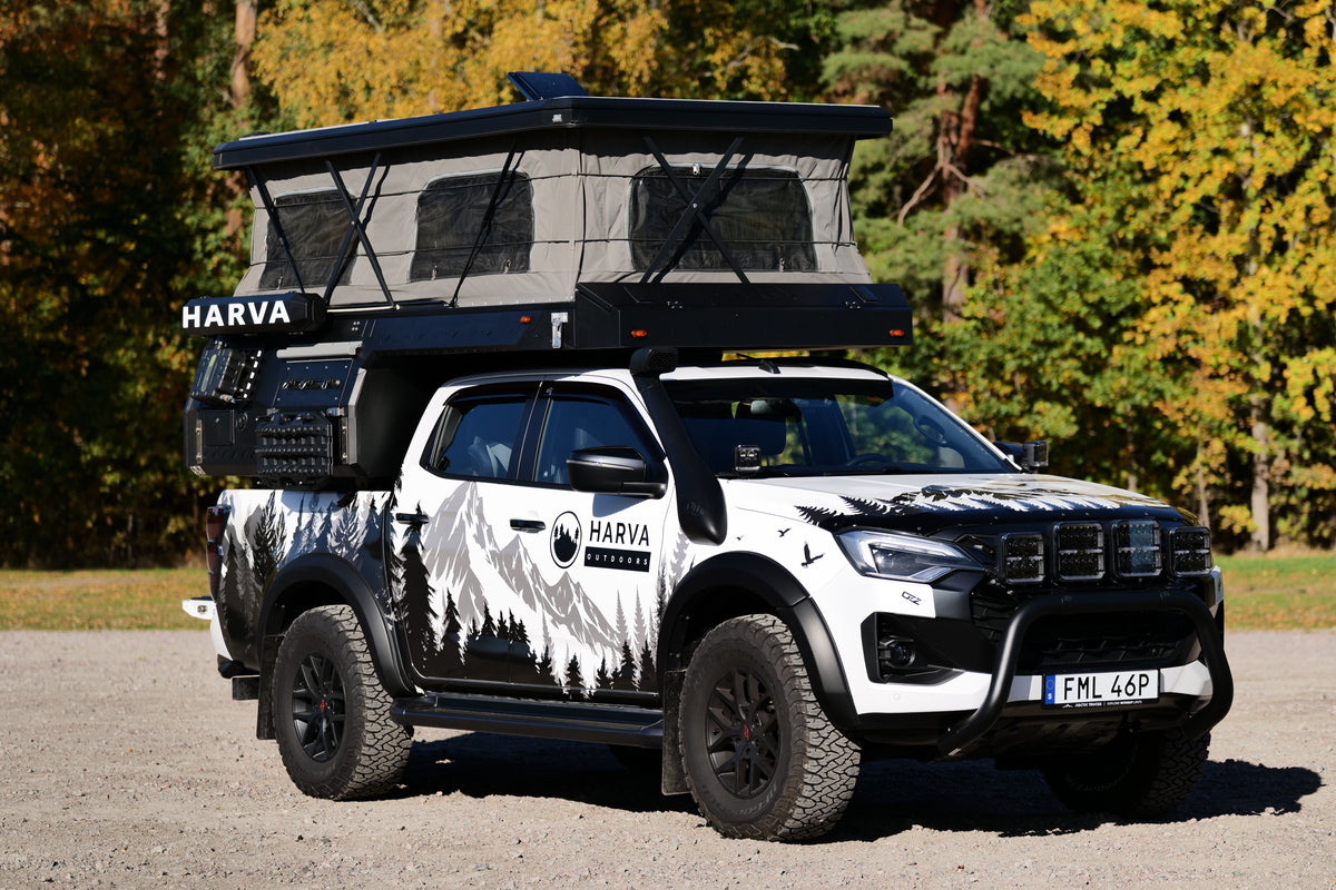 Fjärden pickup-camper med uppfällt tak på foliebeklädd pickup