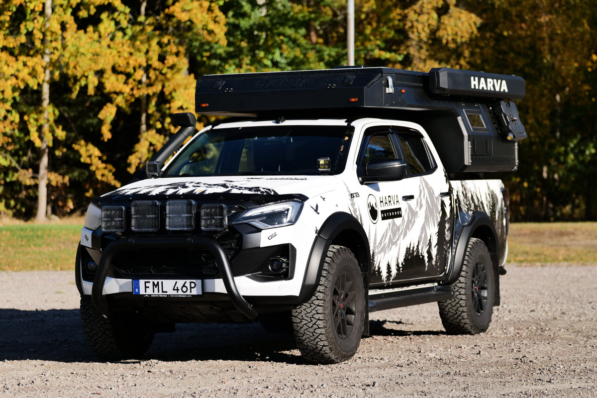 Fjärden pickup-camper hopfälld, sedd snett framifrån