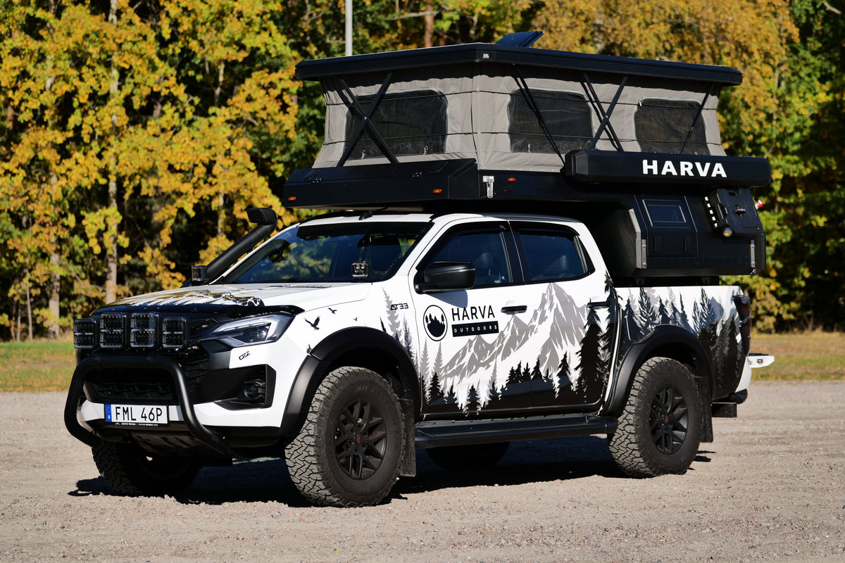 Fjärden pickup-camper med uppfällt tak, sedd framifrån