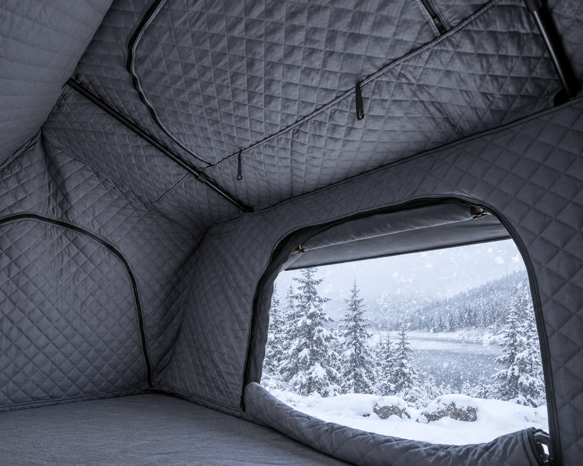 Isolerande innertält i taktält med snölandskap utanför fönstret